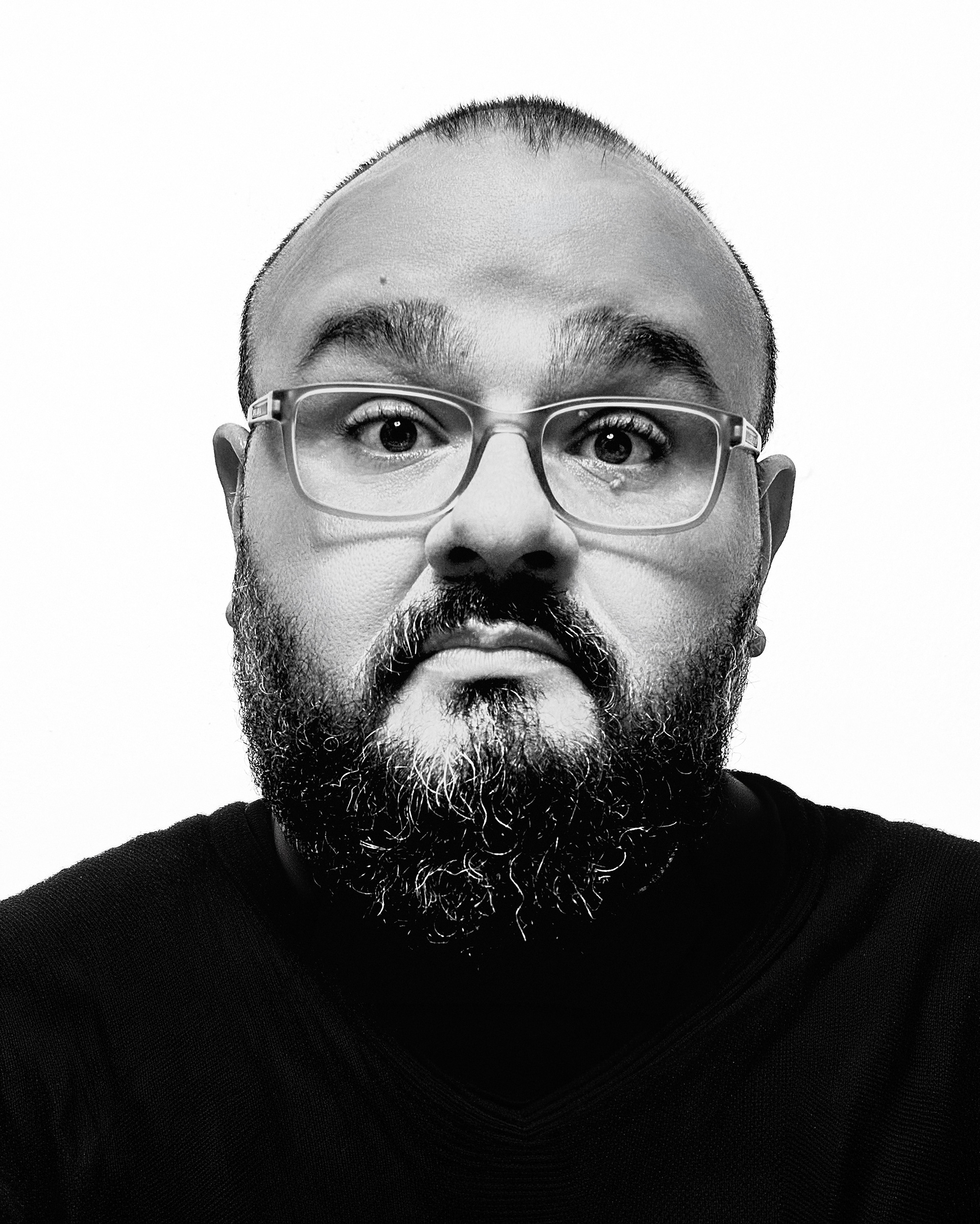 Retrato de Eli Santa, fotógrafo y fundador de Elysanta Photography